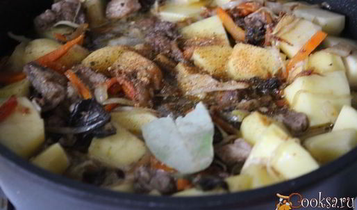 жаркое из свинины с картофелем и сушеными грибами