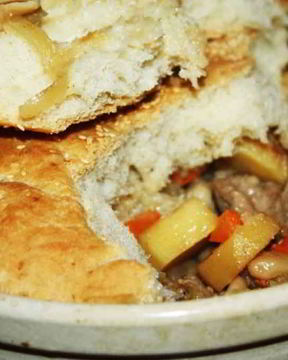 Жаркое из свиной лопатки с картофелем и фасолью под хлебной корочкой