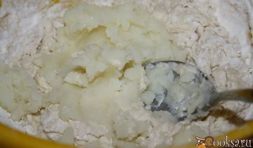 жаркое из свиной лопатки с картофелем и фасолью под хлебной корочкой