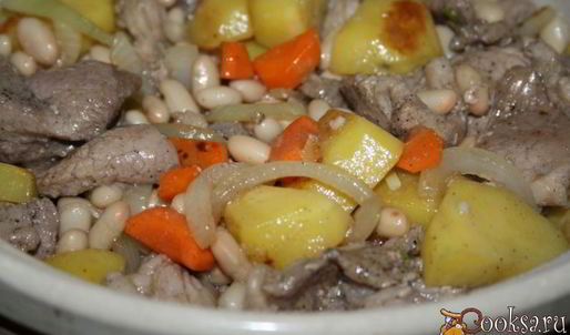 жаркое из свиной лопатки с картофелем и фасолью под хлебной корочкой