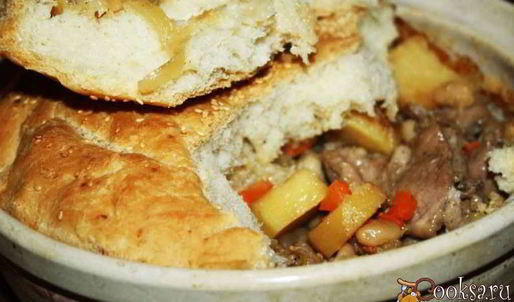 жаркое из свиной лопатки с картофелем и фасолью под хлебной корочкой