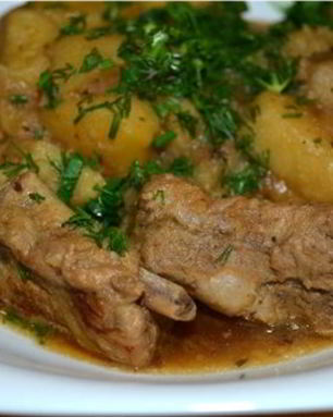 Жаркое с копчеными ребрышками и грибами в мультиварке