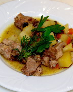 Жаркое со свининой и картошкой в мультиварке