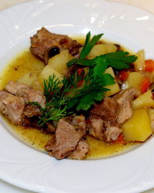 Жаркое со свининой и картошкой в мультиварке