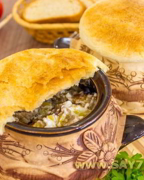 Жаркое в горшочках под крышечкой из теста