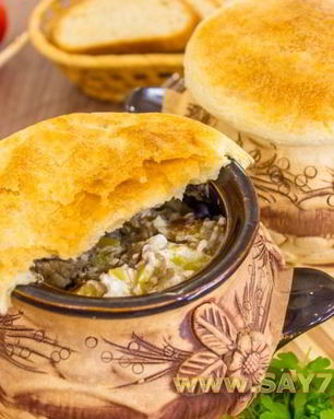 Жаркое в горшочках под крышечкой из теста