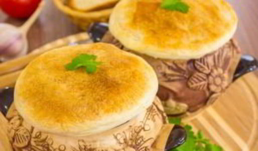 жаркое в горшочках под крышечкой из теста