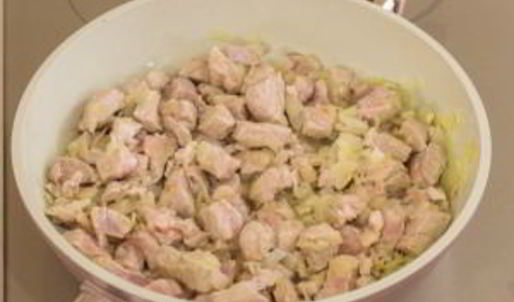 жаркое в горшочках под крышечкой из теста