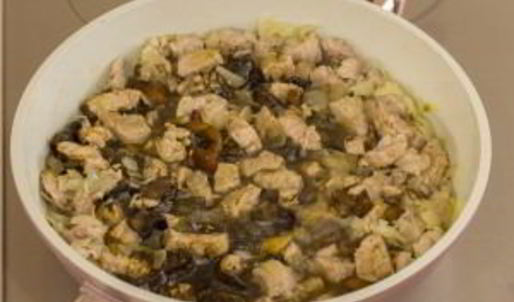 жаркое в горшочках под крышечкой из теста