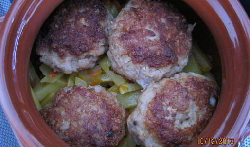 жаркое в горшочках с котлетами