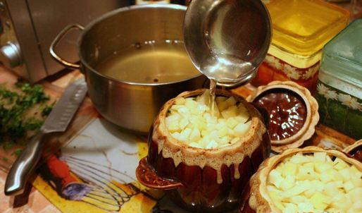 жаркое в горшочках с курицей и грибами