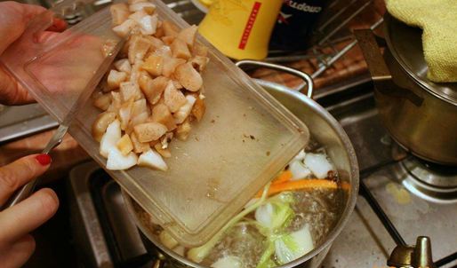 жаркое в горшочках с курицей и грибами