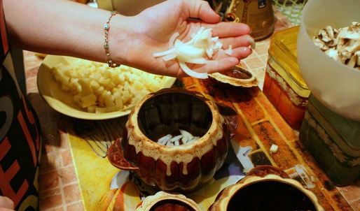 жаркое в горшочках с курицей и грибами