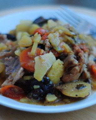 Жаркое в горшочке из курицы с черносливом