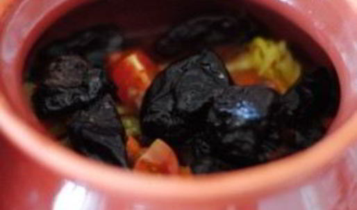 жаркое в горшочке из курицы с черносливом
