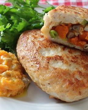 Куриные зразы с тыквой, грибами и соусом