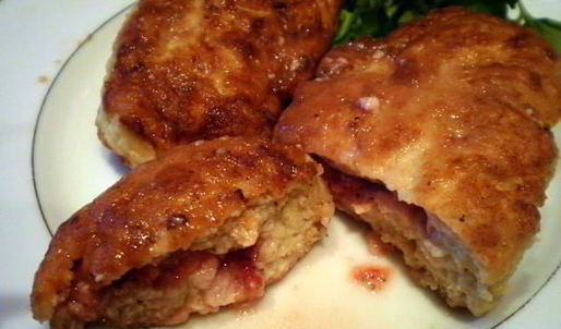 мясные зразы с клубникой и сыром фета