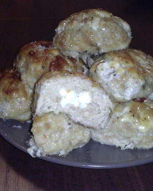 Мясные зразы с яйцом и пряным соусом