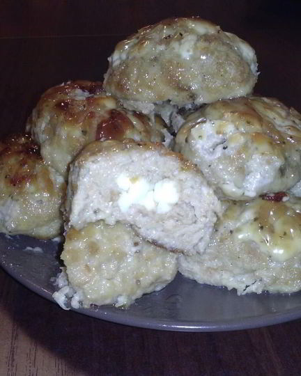 Рецепт мясных зраз с яйцом и пряным соусом