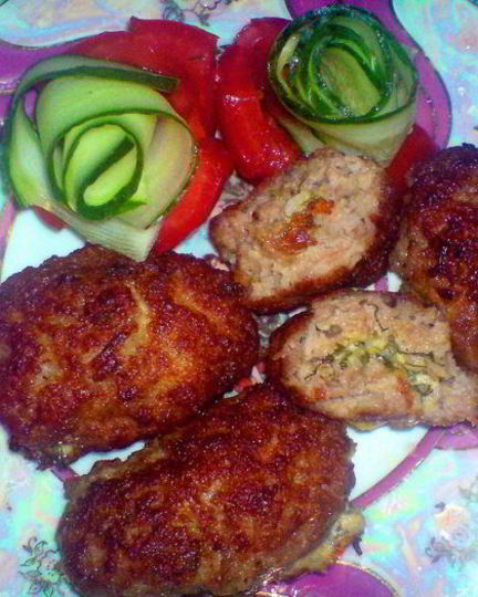 Рецепт мясных зраз с зеленью, чесноком и сыром