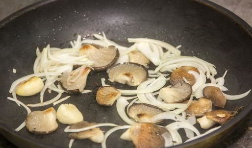 гречка с луком и вешенками