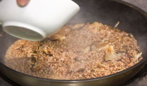 гречка с луком и вешенками
