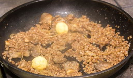 гречка с луком и вешенками