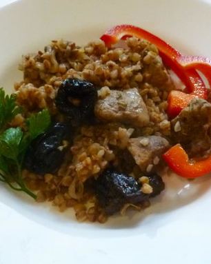 Гречка с мясом и черносливом