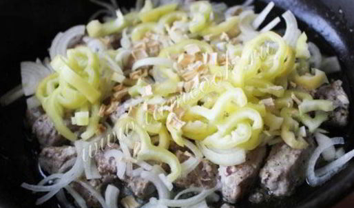 гречка с мясом, тушеная в сметане