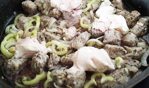 гречка с мясом, тушеная в сметане