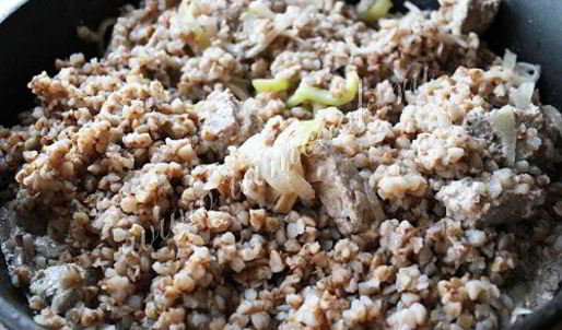 гречка с мясом, тушеная в сметане