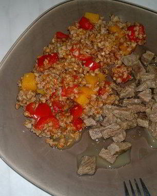 Гречка с томатным пюре, перцем и тыквой, говядина тушеная с тимьяном