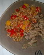 Гречка с томатным пюре, перцем и тыквой, говядина тушеная с тимьяном