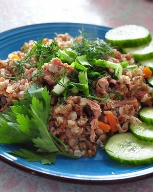 Гречка с тушенкой ветчиной в мультиварке