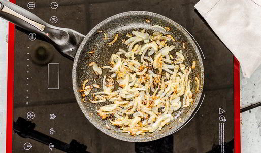 гречка с жареным луком и свежим огурцом