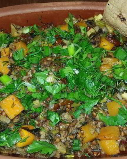 Рецепт гречки, томленой с тыквой, грибами, сельдереем и вялеными томатами