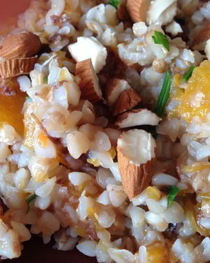 Гречневая каша на кокосовом молоке с тыквой, петрушкой и миндалем