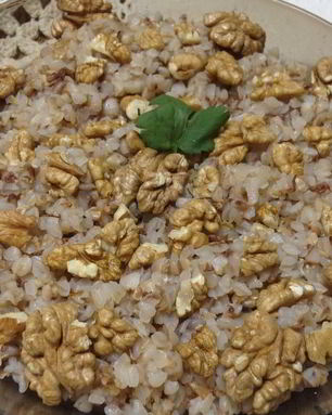 Гречневая каша с чесноком и грецкими орехами