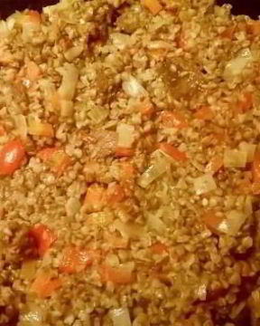 Каша гречневая с овощами и тушенкой