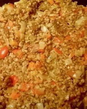 Каша гречневая с овощами и тушенкой