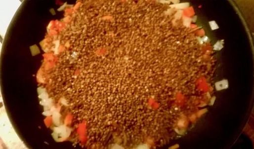 каша гречневая с овощами и тушенкой