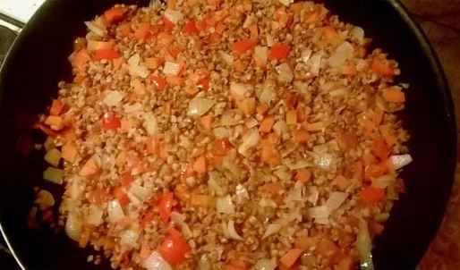 каша гречневая с овощами и тушенкой