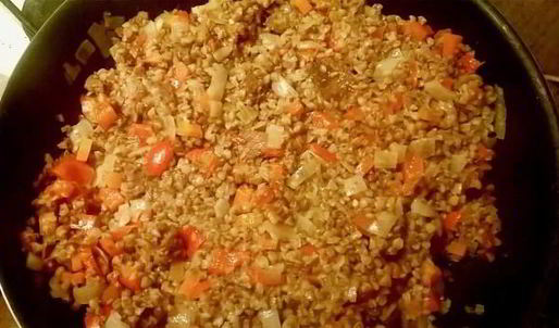каша гречневая с овощами и тушенкой