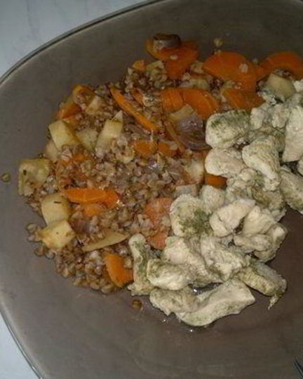 Рецепт куриной грудки с зеленым хмели — сунели и гречка с сельдереем и морковью