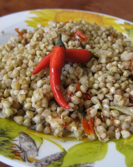 Рецепт зеленой гречки с помидорами, луком и чесноком