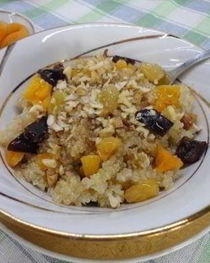 Каша из киноа с орехами и сухофруктами