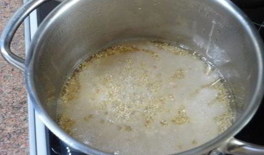 каша из киноа с орехами и сухофруктами