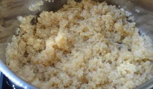 каша из киноа с орехами и сухофруктами