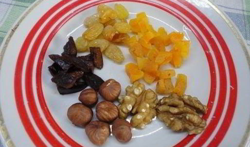 каша из киноа с орехами и сухофруктами