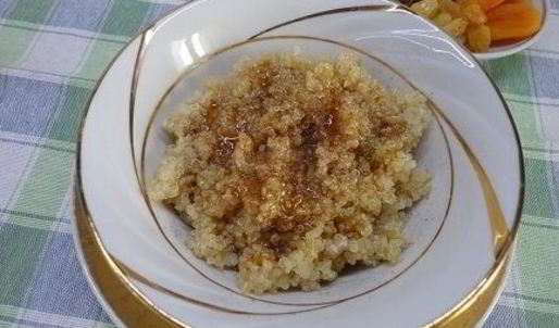 каша из киноа с орехами и сухофруктами